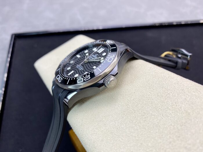 オメガシーマスターコピー Ref.210.92.44.20.01  Cal.8806ムーブメント - 画像 (6)